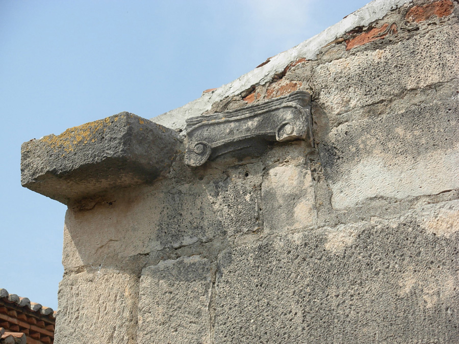 Албания, Аполония Илирийска, вградени камъни
