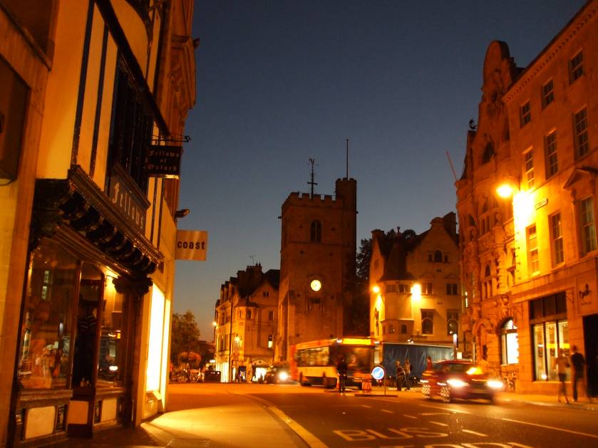 Англия, Оксфорд, В средата на снимката се вижда кулата Карфакс (Carfax Tower). Тя е единственото, което е останало от църквата Сент Мартин (St Martin) в центъра на града.  Срещу входна такса човек може да се изкачи на кулата, но вечерта тя беше затворена и аз бях лишен от тази възможност.
