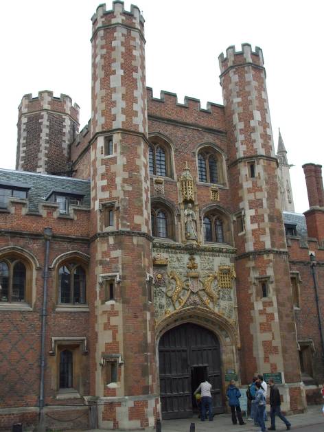 Англия, Кембридж, Официалните входове на повечето колежи са оформени със скулптурни композиции и кулички  - истински архитектурни шедьоври
