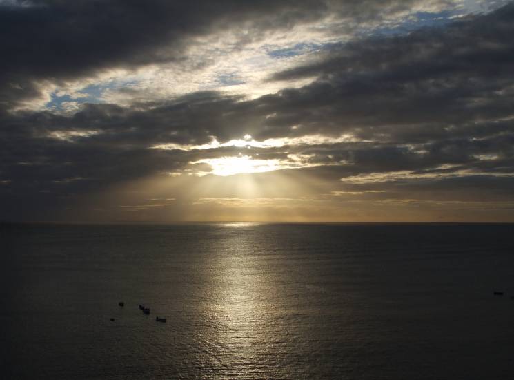 Англия, Слънцето изгрява над залива Робин Худ’с Бей
