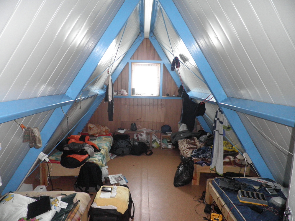 Антарктика, Изглед от нашата спалня. Моето легло е в дъното вляво, а отпред вдясно е пунктът за зареждане на акумулаторите за GPS устройствата
