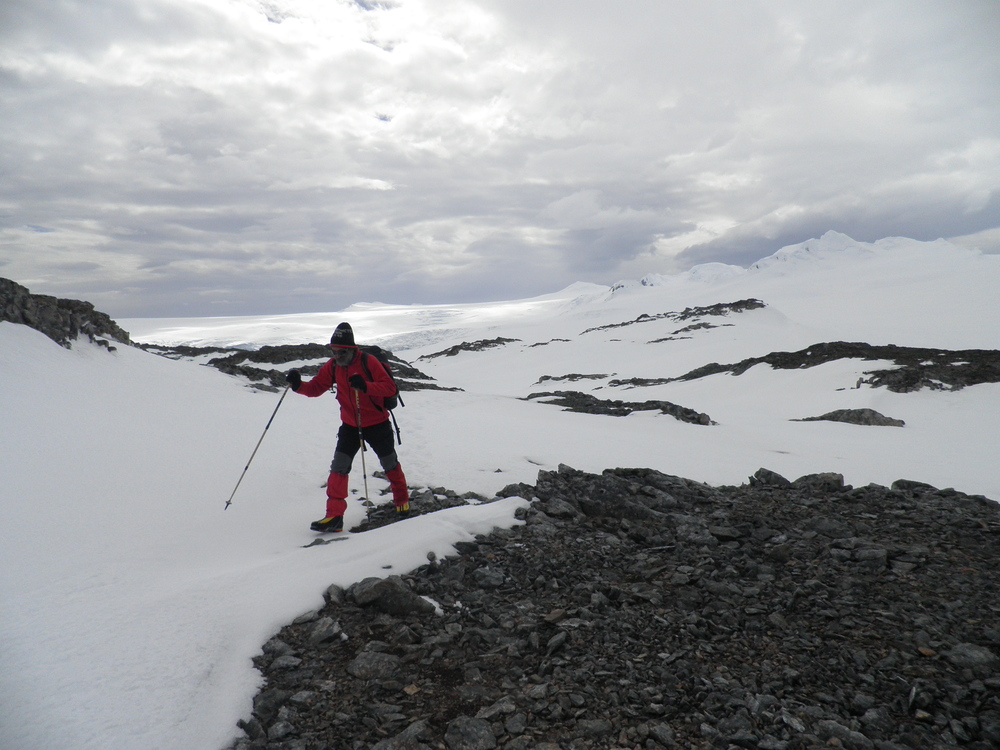 Антарктика, Остров Ливингстън и полярният изследовател Васил Гурев, в дъното – планините Боулс и връх Бърдик (773 m)