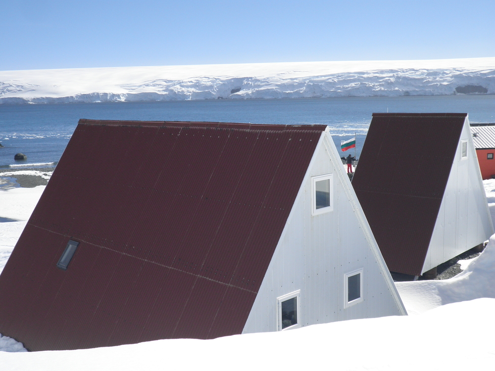 Антарктика, Последните засега постройки на базата. На преден план – нашата къща, с прозорчето на втория етаж; къщата има около 10 спални места, лекарски кабинет и лаборатория. На заден план – къщата за гости Casa Espagna.
