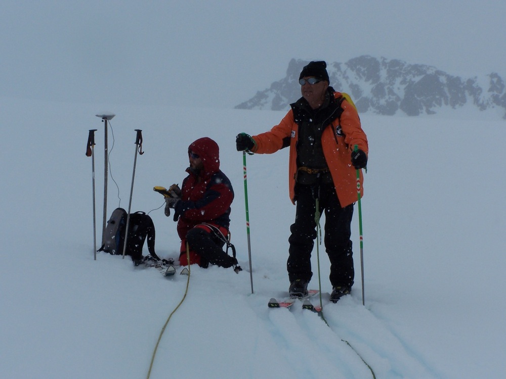 Антарктика, Измерване на репер върху ледника Перуника, в близост от вр. Крумов камък
