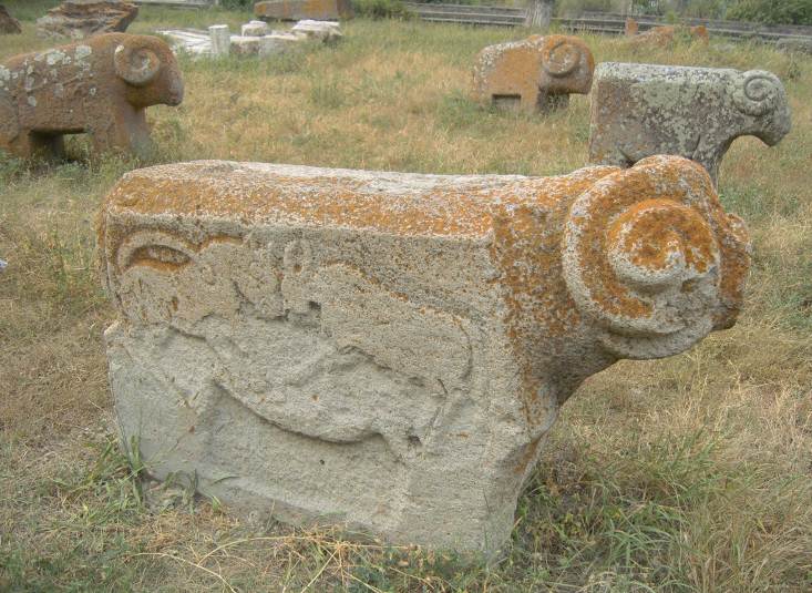 Армения, Парка Карадаран пази каменни скулптури на хиляди години
