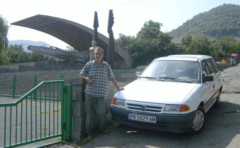 Армения, С моя автомобил пред музея на авиоконструктора Артьом Микоян
