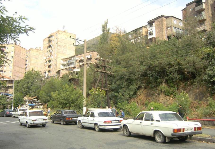 Армения, Жилищните блокове в Алаверди са от типичния за Армения полиран розов камък. Арменците уважават руските леки автомобили Волга, чиито по-нови модели у нас са непознати.
