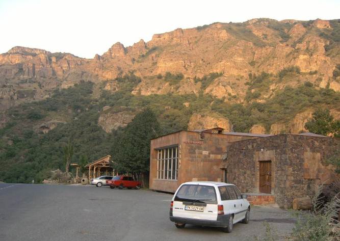 Армения, През живописния каньон между Гарни и манастира Гехард 
