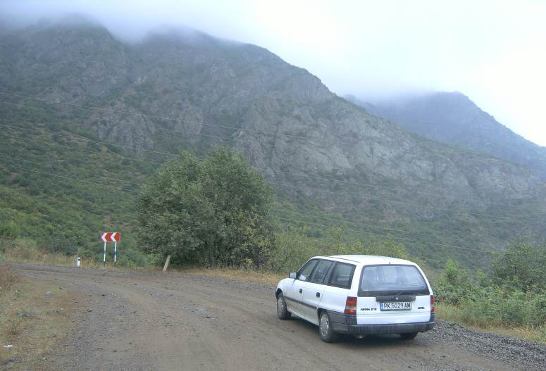 Армения, След къпането в басейна с газирана вода продължих по планинския път към Татев
