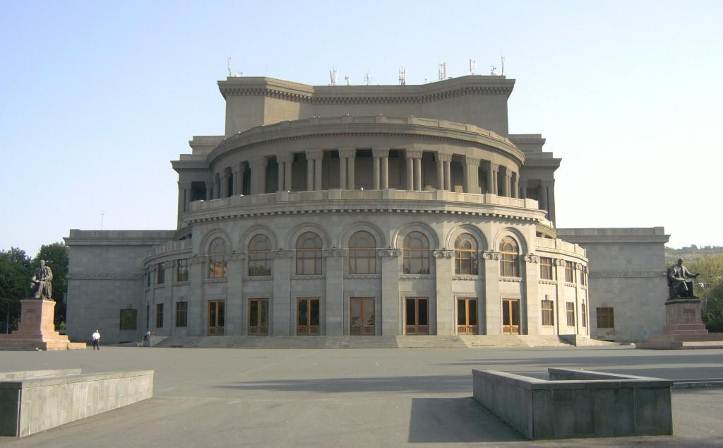 Армения, Операта
