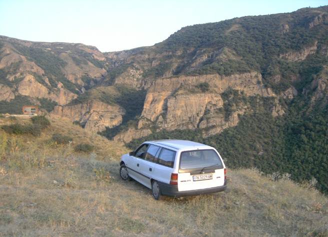 Армения, През живописния каньон между Гарни и манастира Гехард 
