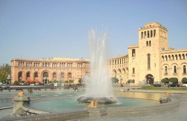 Армения, Централния площад Ханрапетутян Храпарак (Площад на републиката)
