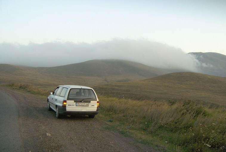 Армения, Планинските върхове са скрити в облаците
