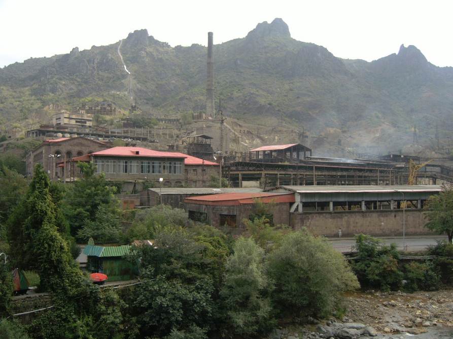 Армения, Завода за обогатяване на медна руда и за добив на мед. Медните мини са разположени в планината над града. 
