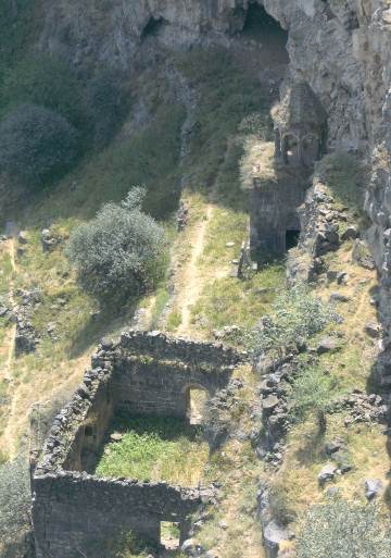 Армения, В основата на каньона са останките от скалния манастир Хоромайри, 12-ти век
