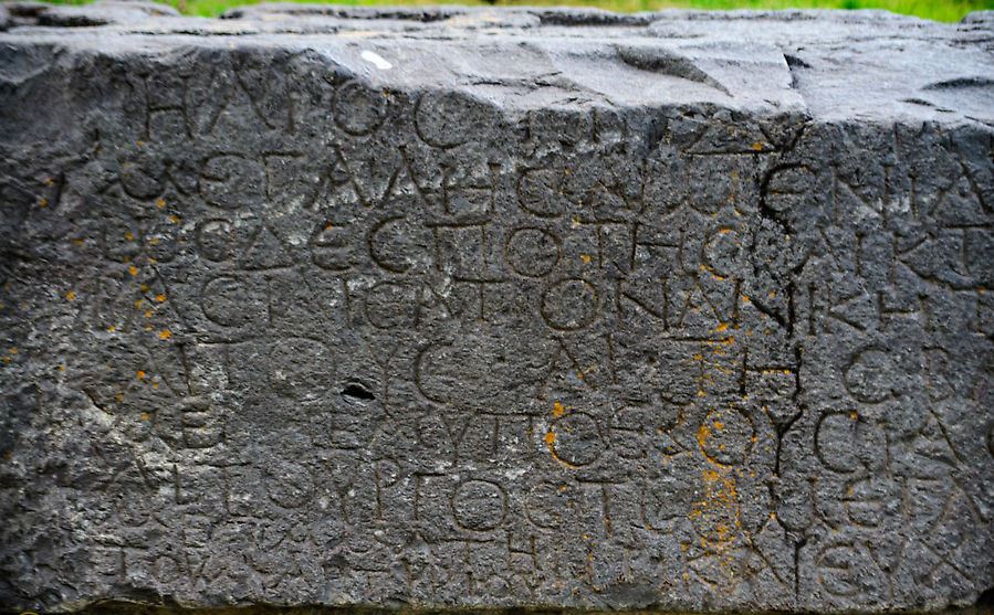 Надпис на гръцки на Тиридат, който се нарича слънце (Хелиос) и висш управник на Велика Армения, намерен близо до храма
