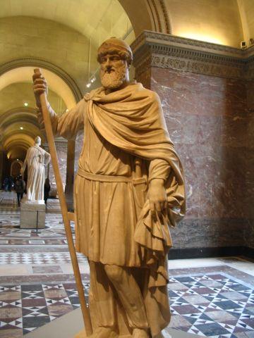 Римската статуя на Тиридат I препасан с меч, която днес е в Лувъра.
