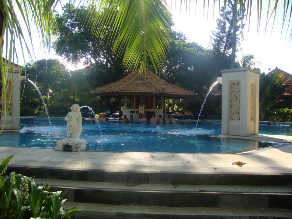 Бали, басейнът

