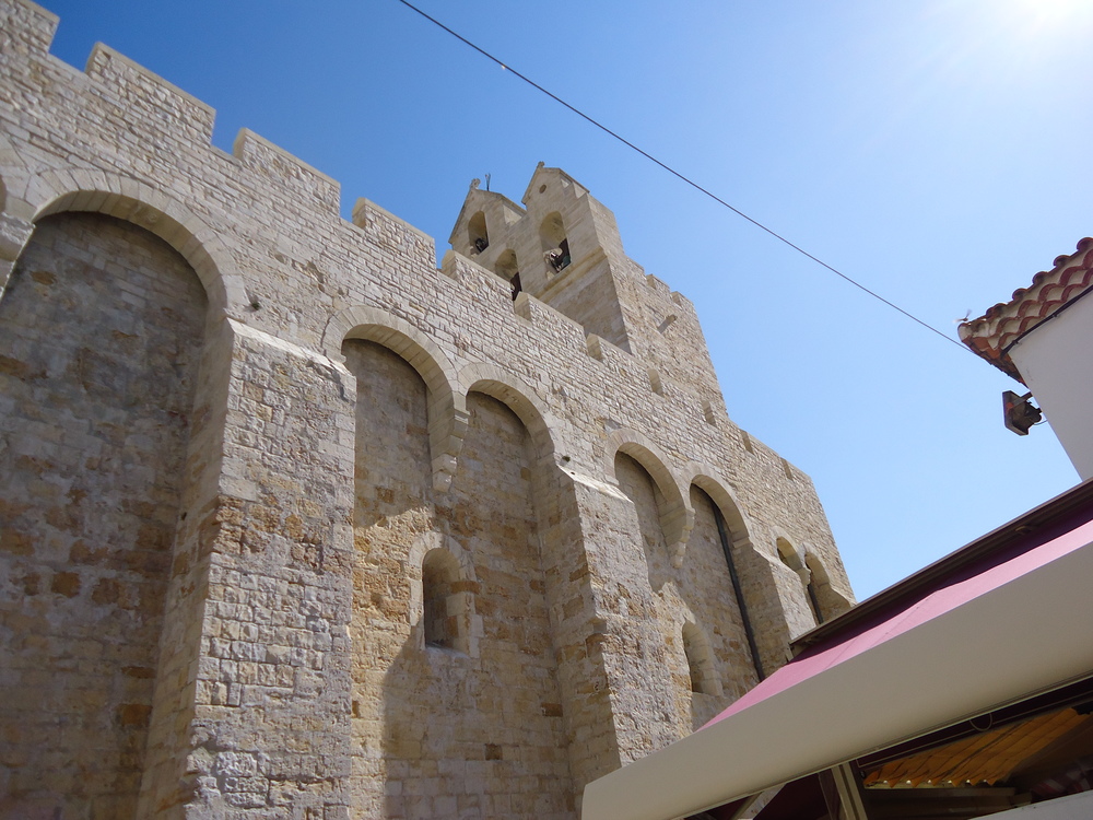 Франция, Прованс, Църквата с внушителен вид на крепост
