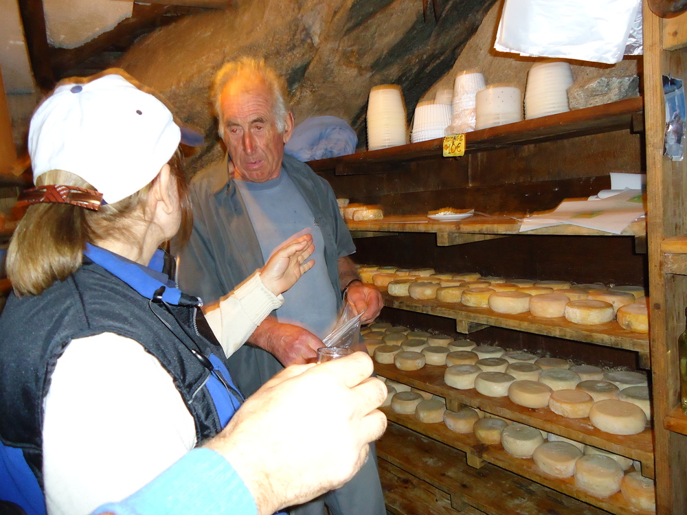 Франция, Корсика, Ето тук 3 месеца отлежава прочутото сирене.
