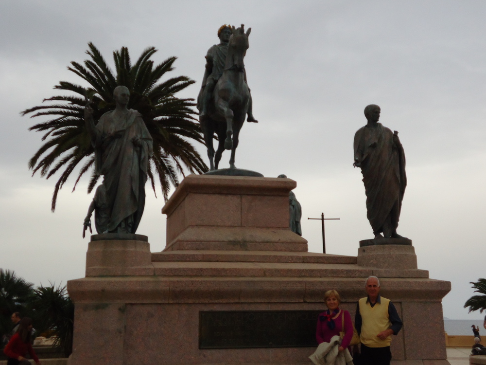 Франция, Корсика, Паметник пред местния департамент - Наполеон и 4-те му братя-консули
