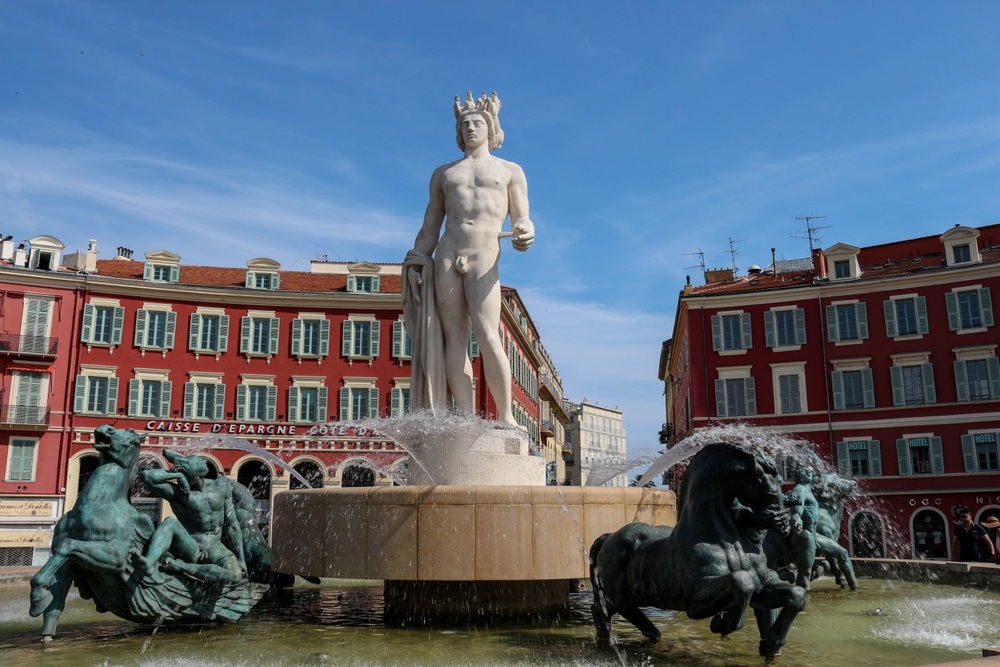 Франция, Ница, фигурите на площад Масена
