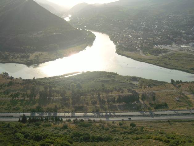 Грузия, Градът е разположен при вливането на река Арагви в река Кура 
