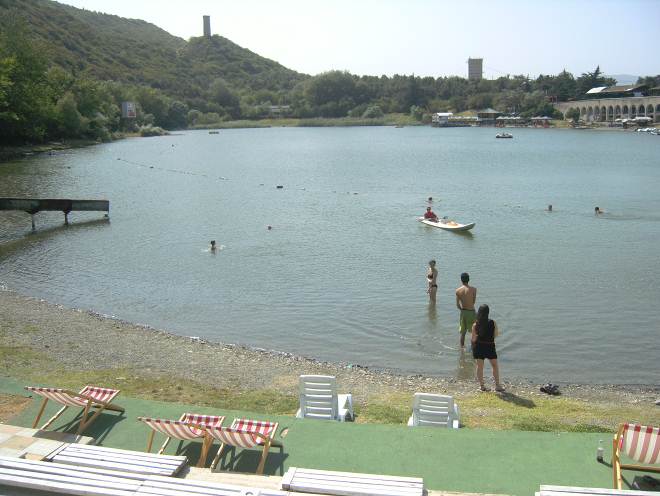 Грузия, Езеро в планината над Тбилиси, където поплувах преди да продължа към Армения