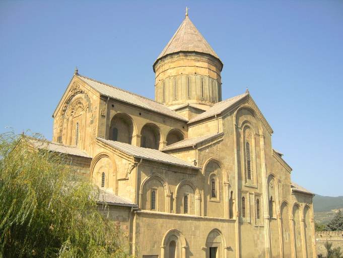 Грузия, Манастирския комплекс с патриаршеския храм Светицховели от 4-ти век, разширен през 11-ти век и оформен в сегашния му вид през 15-ти век. В продължение на едно хилядолетие той е главният храм на Грузия
