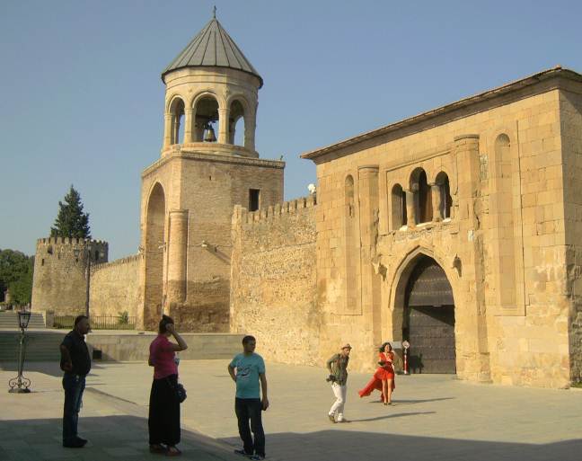 Грузия, Манастирския комплекс с патриаршеския храм Светицховели от 4-ти век, разширен през 11-ти век и оформен в сегашния му вид през 15-ти век. В продължение на едно хилядолетие той е главният храм на Грузия
