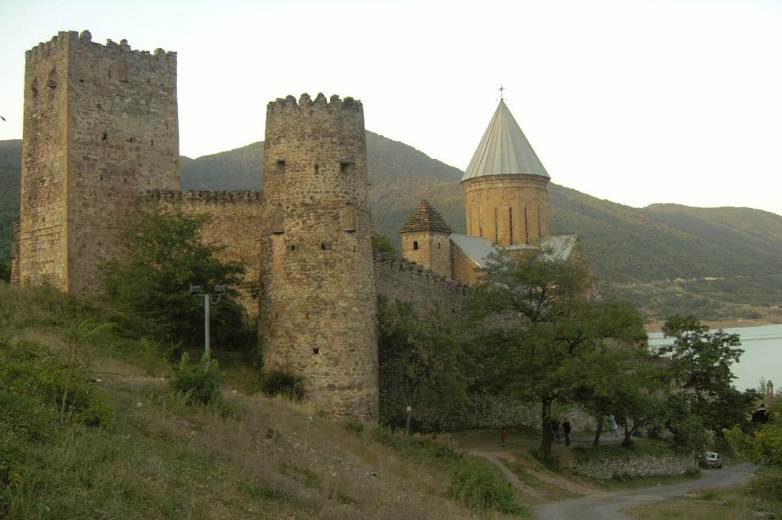 Грузия, Крепостта с църквата Успение в Ананури Изградена е през 17-ти век
