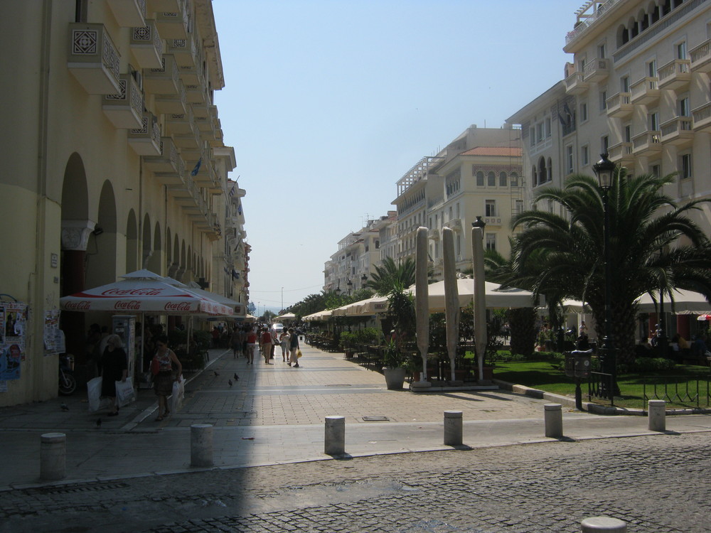 Гърция, Централната улица на Солун, която излиза на крайбрежието
