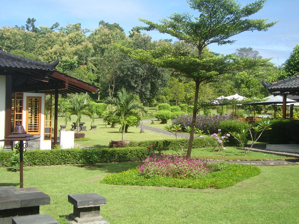 Индонезия, остров Ява, Градината на Манохара хотел Борободур
