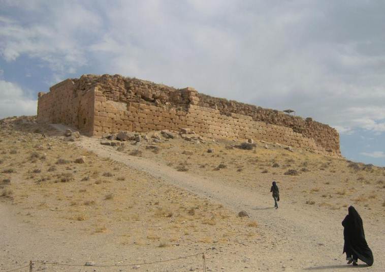 Крепостта Тал-е Такхт  с трона на майката на Соломон
