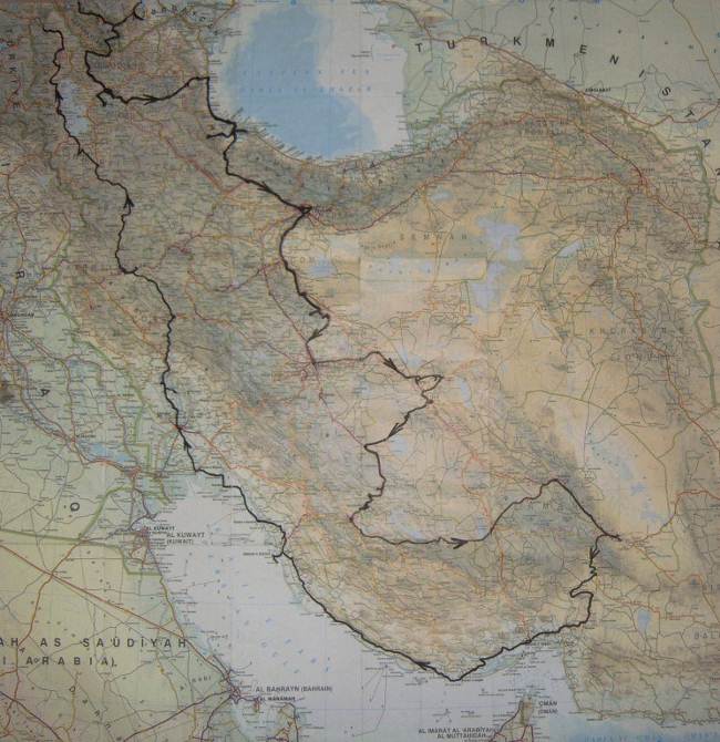 Върху картата на Иран с черен цвят е очертан маршрута (7 040 километра), по който обиколих основните забележителности в страната.

