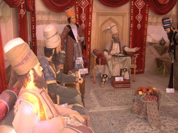 Дворецът на Карим хан е отворен за посещения и в залите му са разположени музейни експонати
