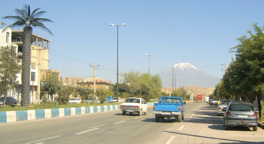 Главната улица на граничното градче Базарган. В далечината се вижда планината Арарат със заснежения си връх.
