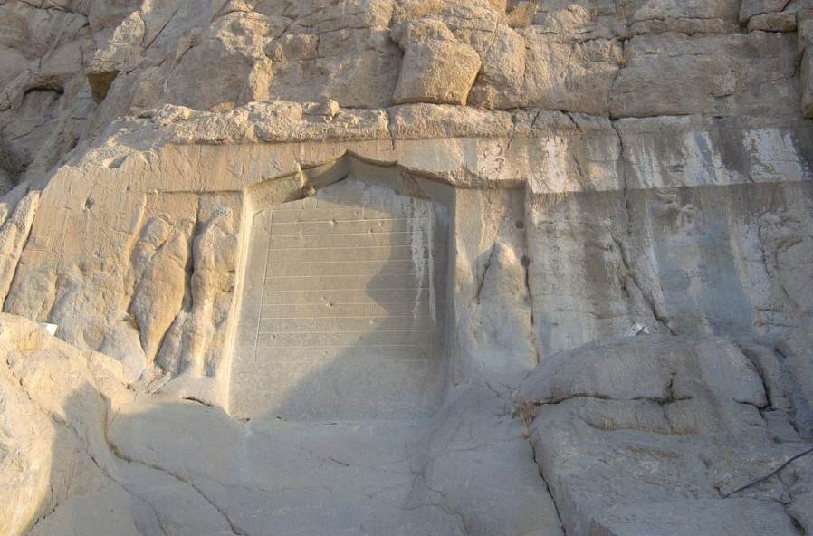 Поразрушените барелефи на Митридат II и на Готарзис II, както и надписа на шейх Али Хан
