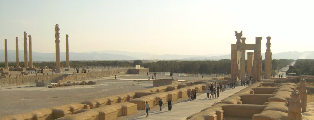 Общ изглед:   а) от ляво е двореца Ападана;   б) от дясно е Портата на народите
