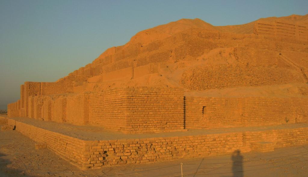 Терасовидната пирамида Чока Занбил, на чиято най-горна тераса е бил храмът (Зигурат)

