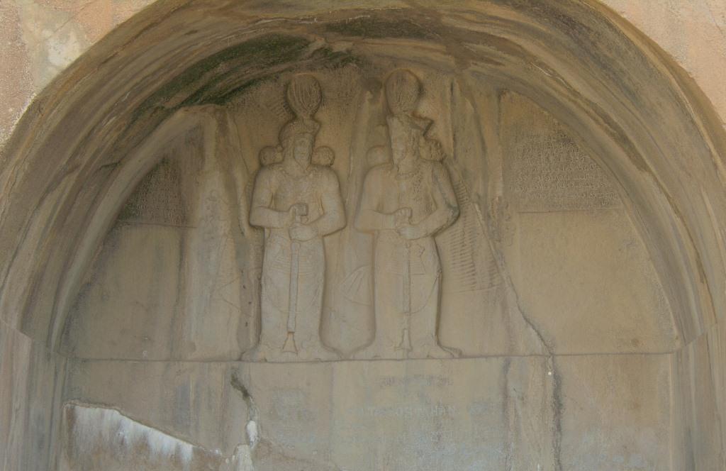 Малката ниша в скалата съдържа барелефи на персийски владетели и надписи
