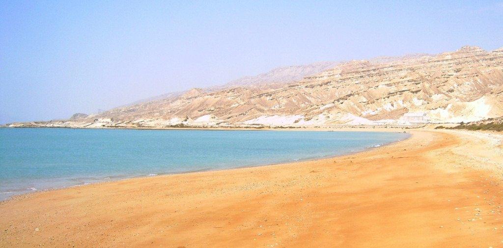 Безлюдния плаж, където беше първото ми къпане и плуване в Персийския залив
