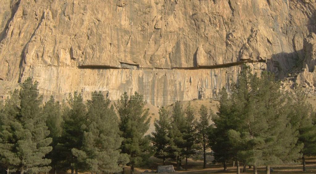 Фархад Тараш представлява изсечена в скалата гладка повърхност с размери 200 метра на 36 метра, върху която е трябвало да бъдат издълбани барелефи и надписи.
