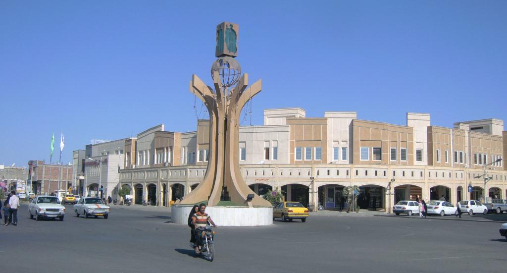 Централният площад Имам Хомейни е изграден наново след земетресението от 2003 година
