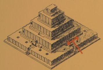 Схема на стъпаловидната пирамида  с храм (Зигурат) на върха.  В основата си пирамидата представлява квадрат с дължина на страните по 105 метра.  Изградена е на 5 нива (стъпала). Като строителен материал е използвана изсушена на слънцето глина и червеникави кирпичени тухли. 
