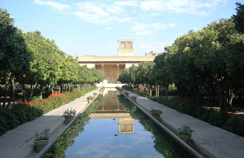 В крепостта е разположен дворцовият комплекс с цитрусови градини и езерца
