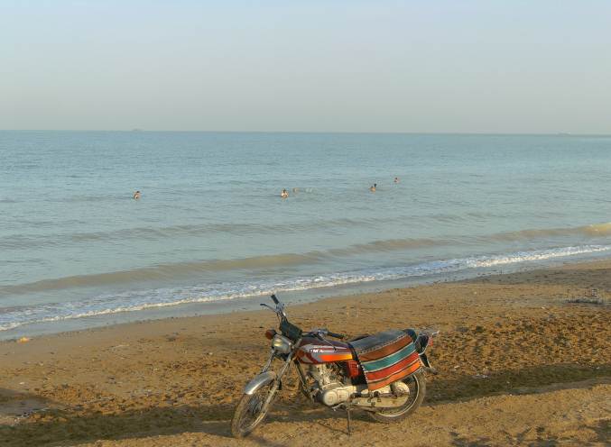 Плажът на Бушер, малко след 7 часа сутринта. Иранците вече се къпят в морето.
