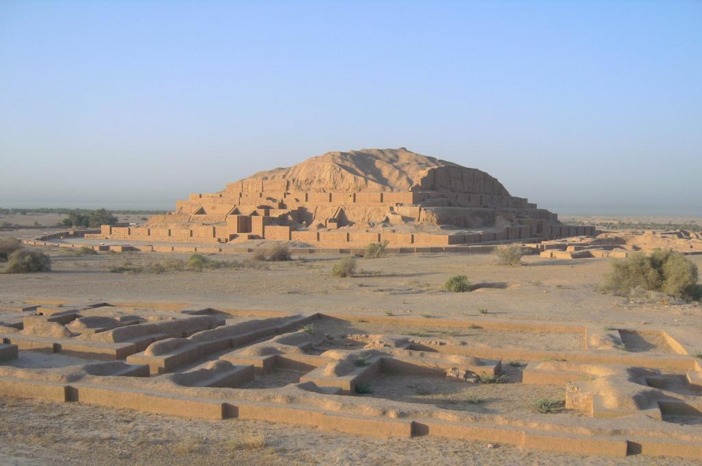 Централната част на религиозния комплекс Чока Занбил с руините на терасовидната пирамида
