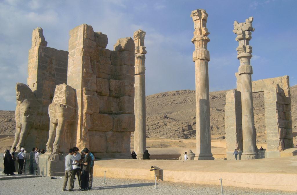 Портата на народите със скулптурни групи и древни надписи
