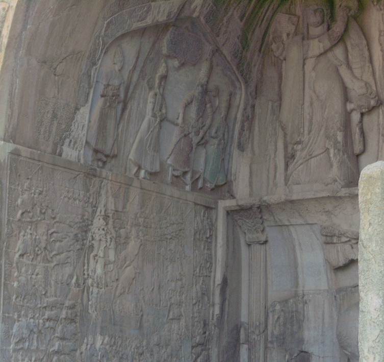 Горният барелеф в дъното на най-голямата ниша изобразява коронясването на цар Ардашир II. От едната му страна е зороастрийският бох Ахура Мазда. От другата му страна е индо-иранската богиня Анахита.
